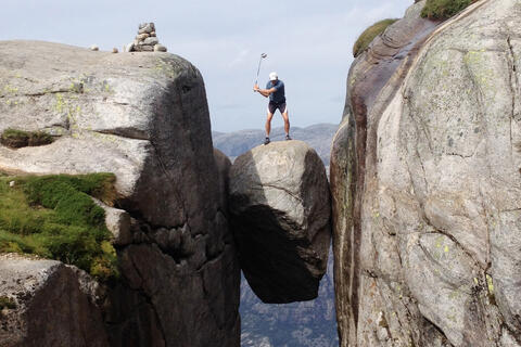 Norge er uten tvil et av verdens vakreste land. Vi har vakker natur, høye fjell, dype fossefall og metervis med skog. Helt perfekt utgangspunkt for en gåtur. Her har vi forslag til fem av de beste toppturene.